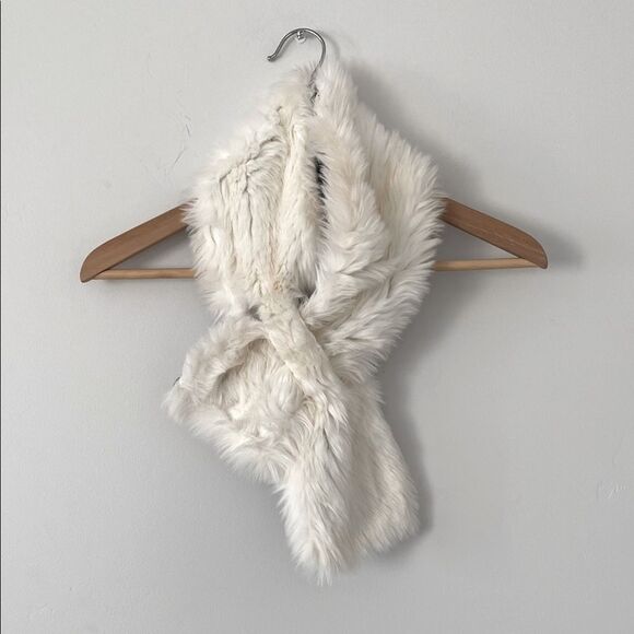 Fossil Elegant and Cute White Faux Fur Scarf Boho Preppy Casual NWOT - Picture 6 of 7